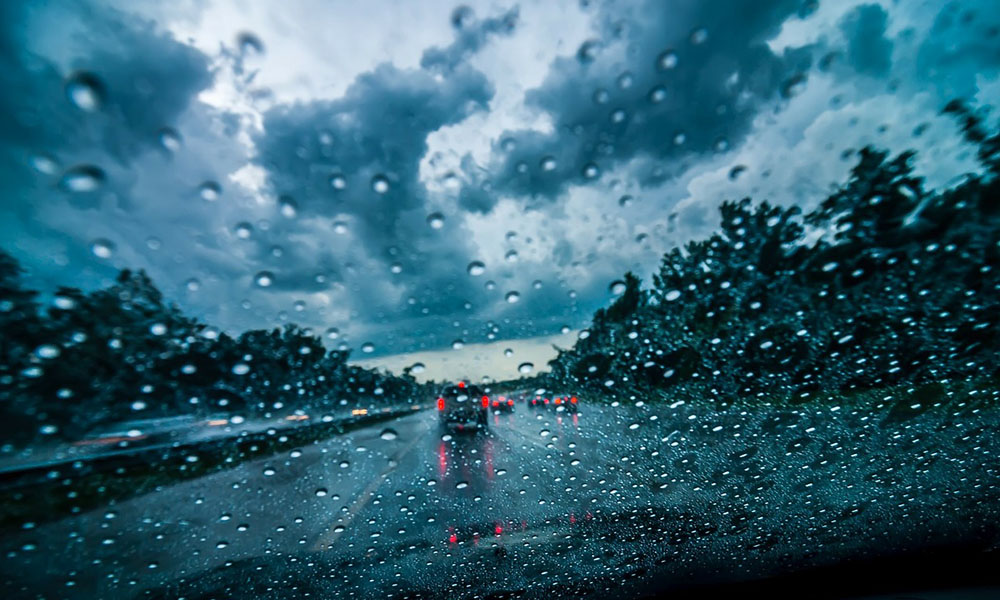 در هوای برفی و بارانی با خودروهای اجاره‌ای چگونه رانندگی کنید